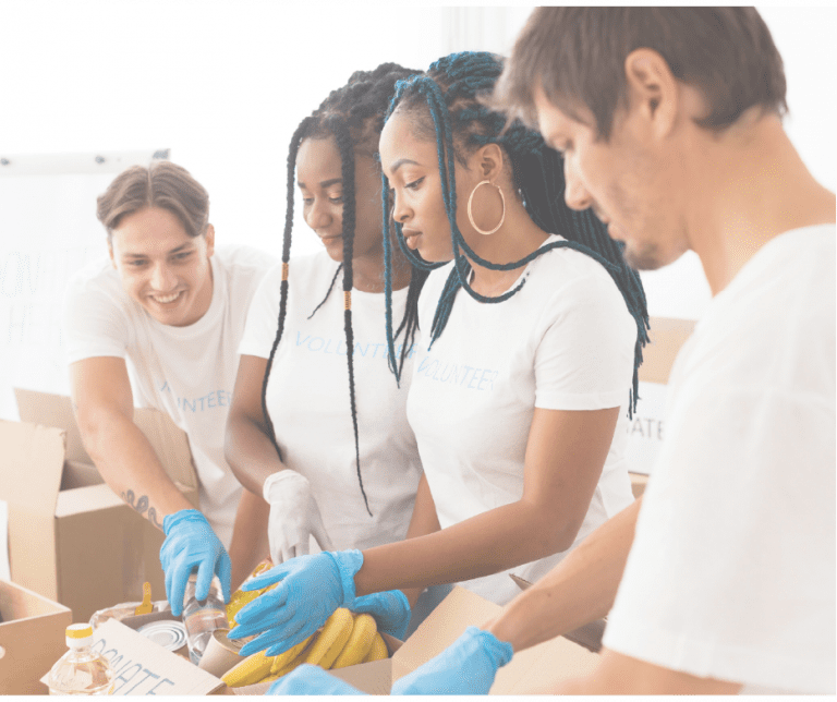 personnes en train de préparer des colis pour des organisations humanitataires
